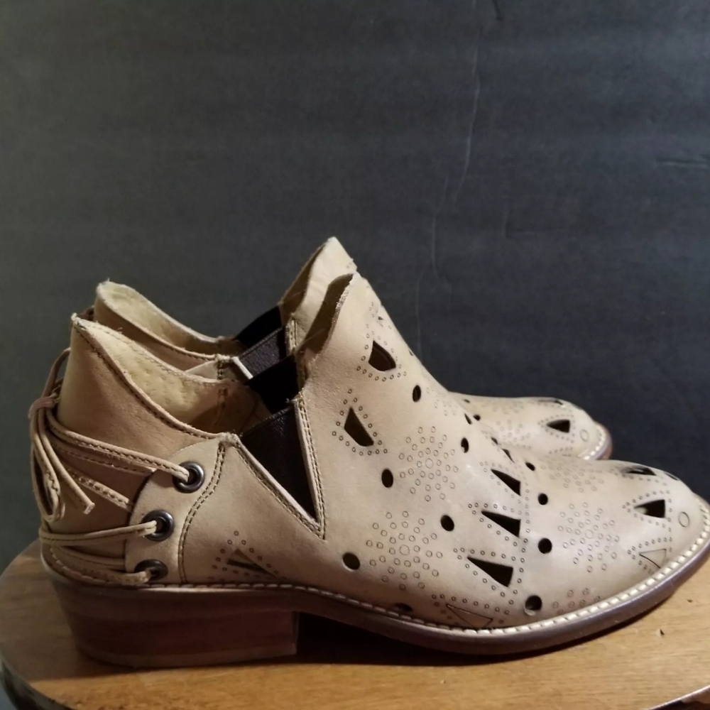 Anthropologie Coolise Musse & Cloud Cut Out Leather  Western Ankle Boot Sz 6